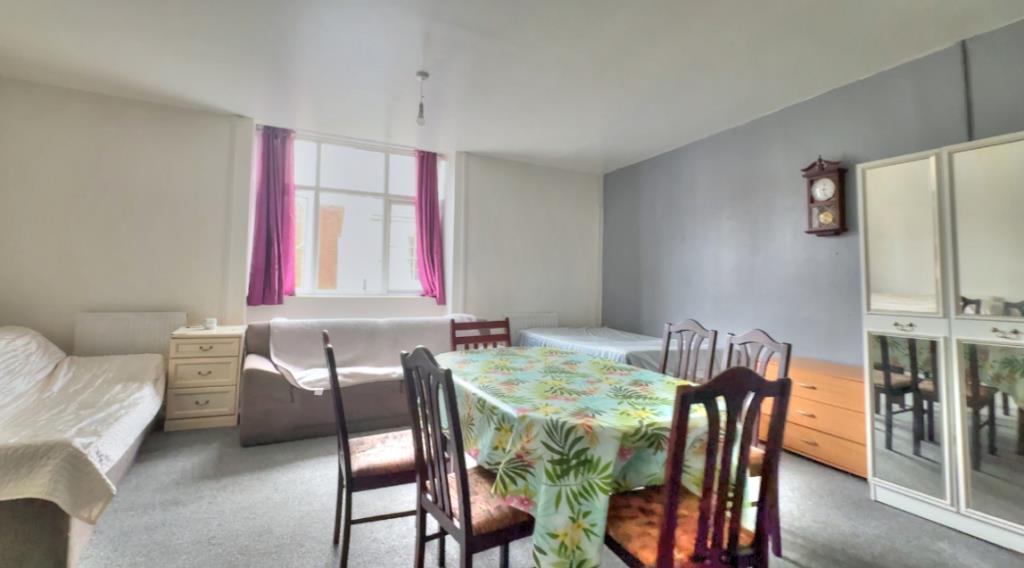 Lot: 170 - FREEHOLD MIXED USE INVESTMENT IN TOWN CENTRE - Living room and kitchen area of largest flat